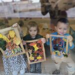 Przedszkolaki z jesiennymi witrażami