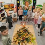 Wspólne zdjęcie przedszkolaków ze zrobioną Panią Jesień