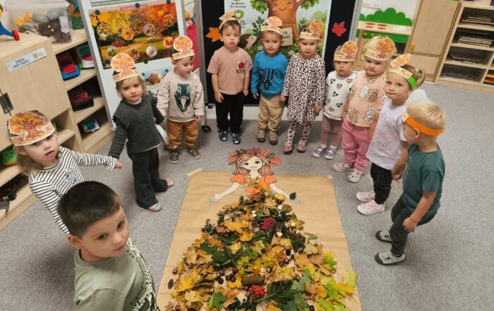 Wspólne zdjęcie przedszkolaków ze zrobioną Panią Jesień
