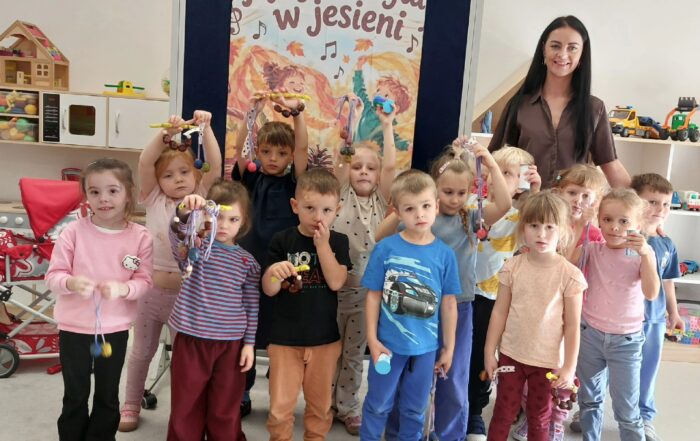 Zdjęcie grupowe z instrumentami jesiennymi