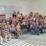 Zdjecie grupowe z magikiem