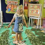dziewczynka-sama-przechodzi-przez-sciezke